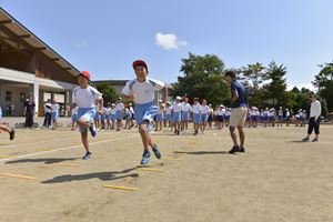 太ももをしっかり上げてトレーニング