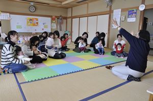 子守歌や季節の歌をわが子に語りかけるように歌うお母さんたちの姿