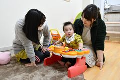 企業内託児所で保育を受ける子どもの様子